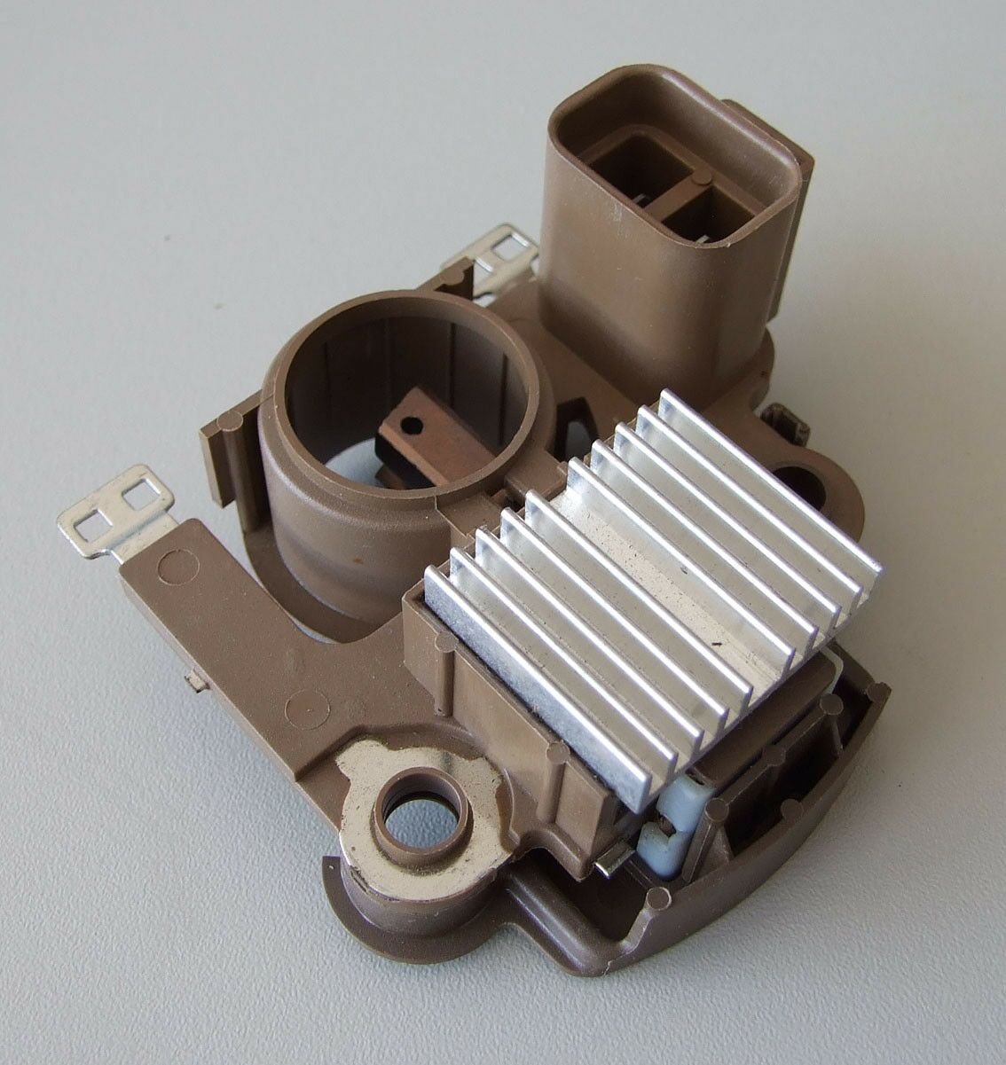 Regler mitsubishi 12v pajero 3.0 `89.-