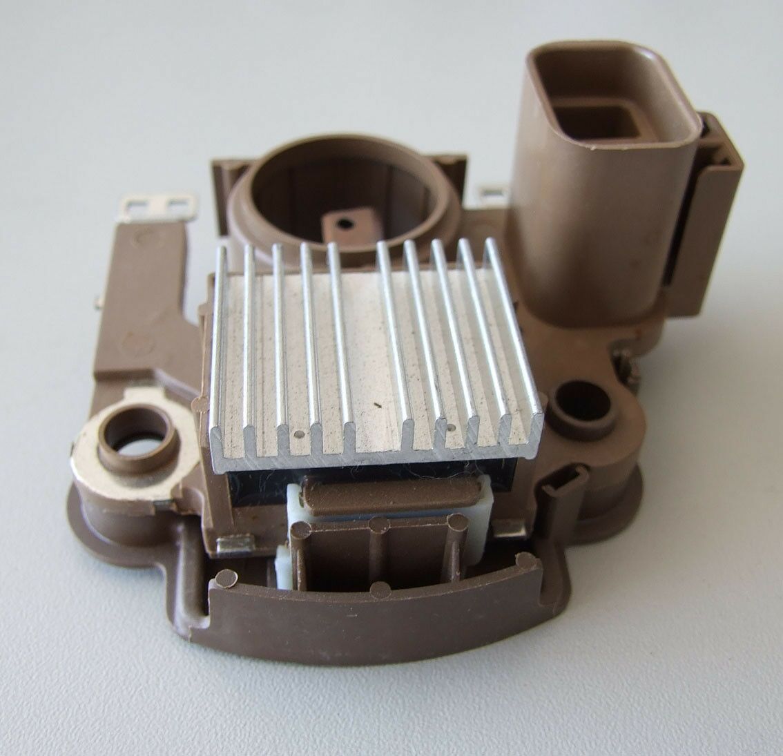 Regler mitsubishi 12v pajero 3.0 `89.-