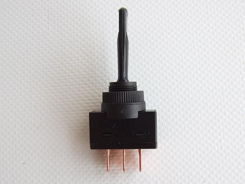 Prekidac on-off-on 3izvoda 12/24v 16/8a crni