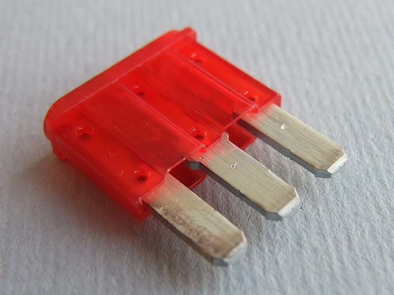 Osigurac micro3 32v - 10a crveni