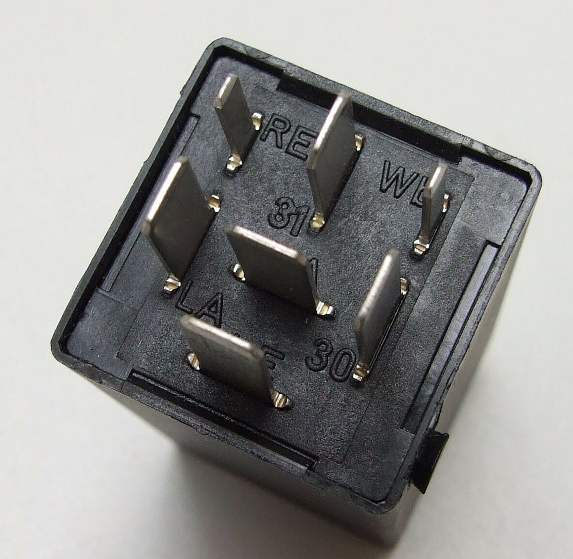 Relej zmigavaca 12v 7 pin bmw